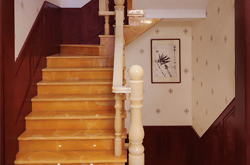 漳州中式别墅室内汉白玉石楼梯的定制安装装饰效果
