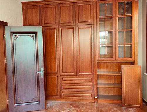 漳州中式家庭装修里定制的实木衣柜效果图